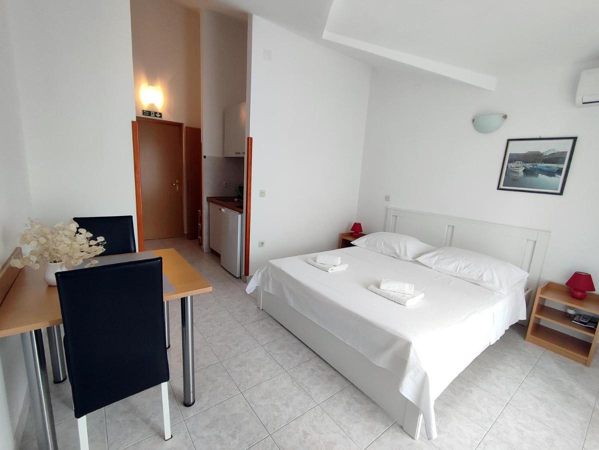 Apartments And Rooms Saric Jadrija Exterior foto
